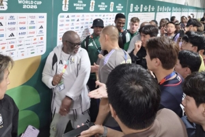 韩媒报道：南非队胜利后庆祝引发争执，经国际足联工作人员调解后得以平息