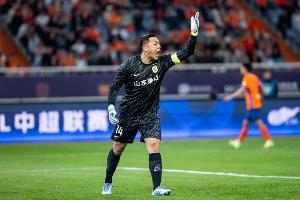 鲁媒称，泰山客战国安时红牌频出，王大雷被球迷谩骂，父母也受到牵连