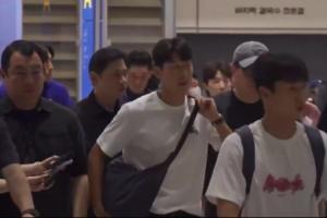 待遇反差巨大!洪明甫回韩遭骂声一片,孙兴慜今日归国获球迷鼓舞