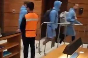 英格兰魔鬼主场！抵达墨西哥酒店，遭遇数百球迷嘘声