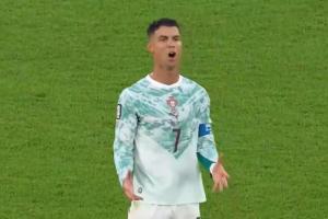 C罗被换下场瞬间：表情不满加疑惑，愣神几秒后取下袖标离场